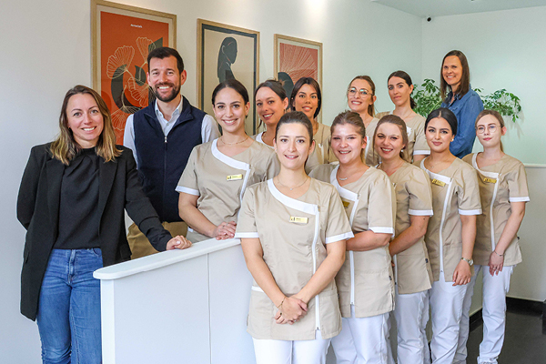 l'équipe Dermaclinik, 12 femmes et 1 homme